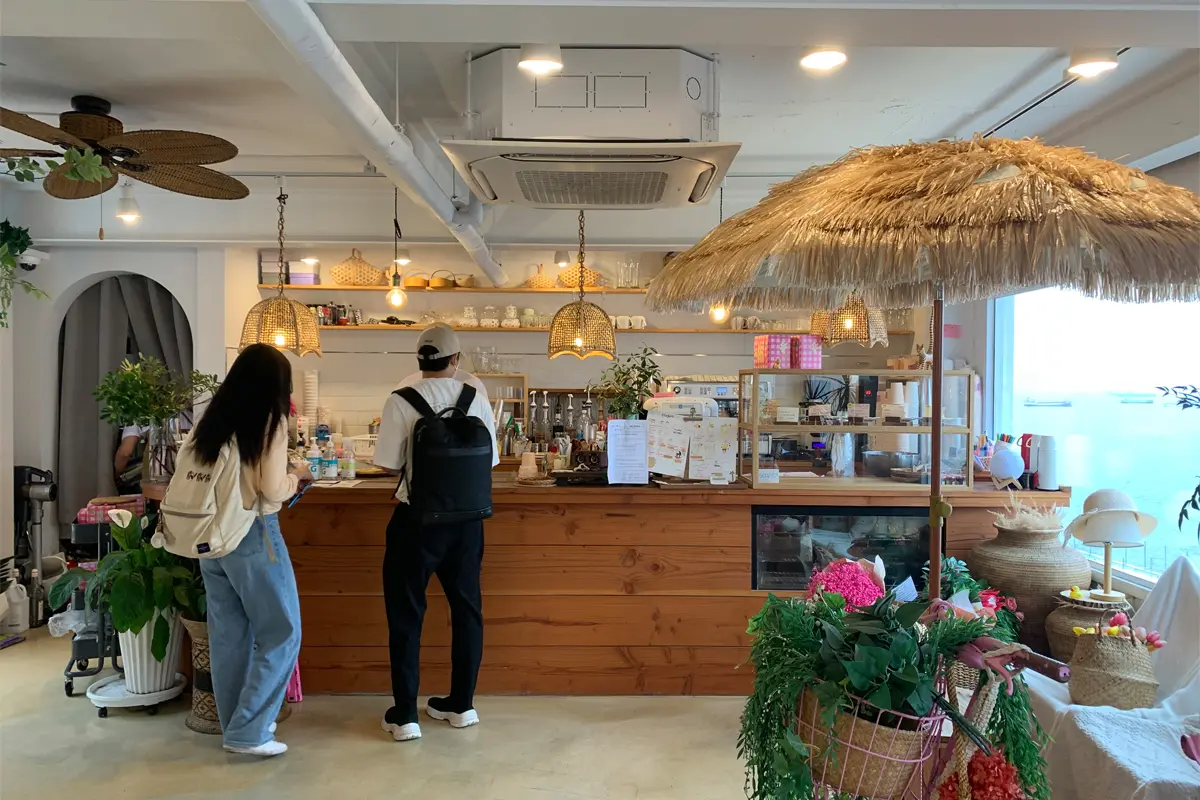 quầy phục vụ trong quán cafe Huinnyeoul Beach ở làng văn hóa Huinnyeoul Busan, Hàn Quốc