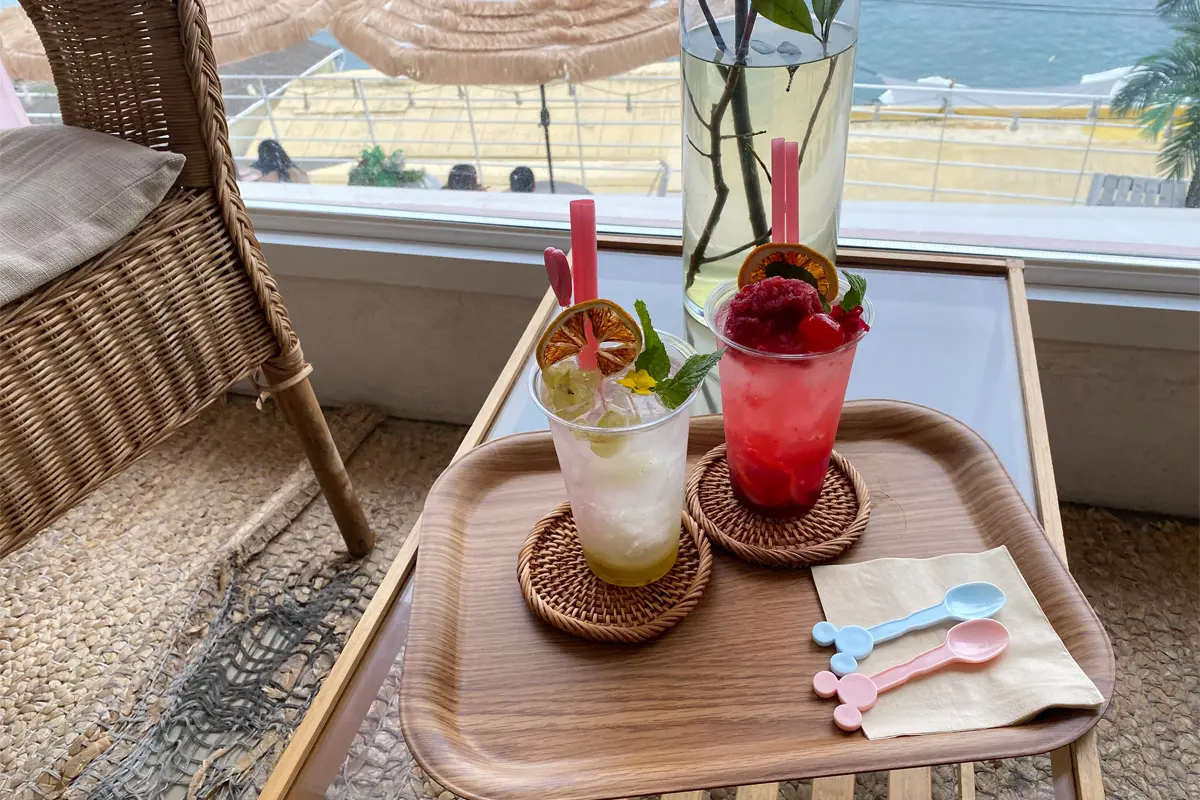 Đồ uống của quán cafe Huinnyeoul Beach ở làng văn hóa Huinnyeoul Busan, Hàn Quốc