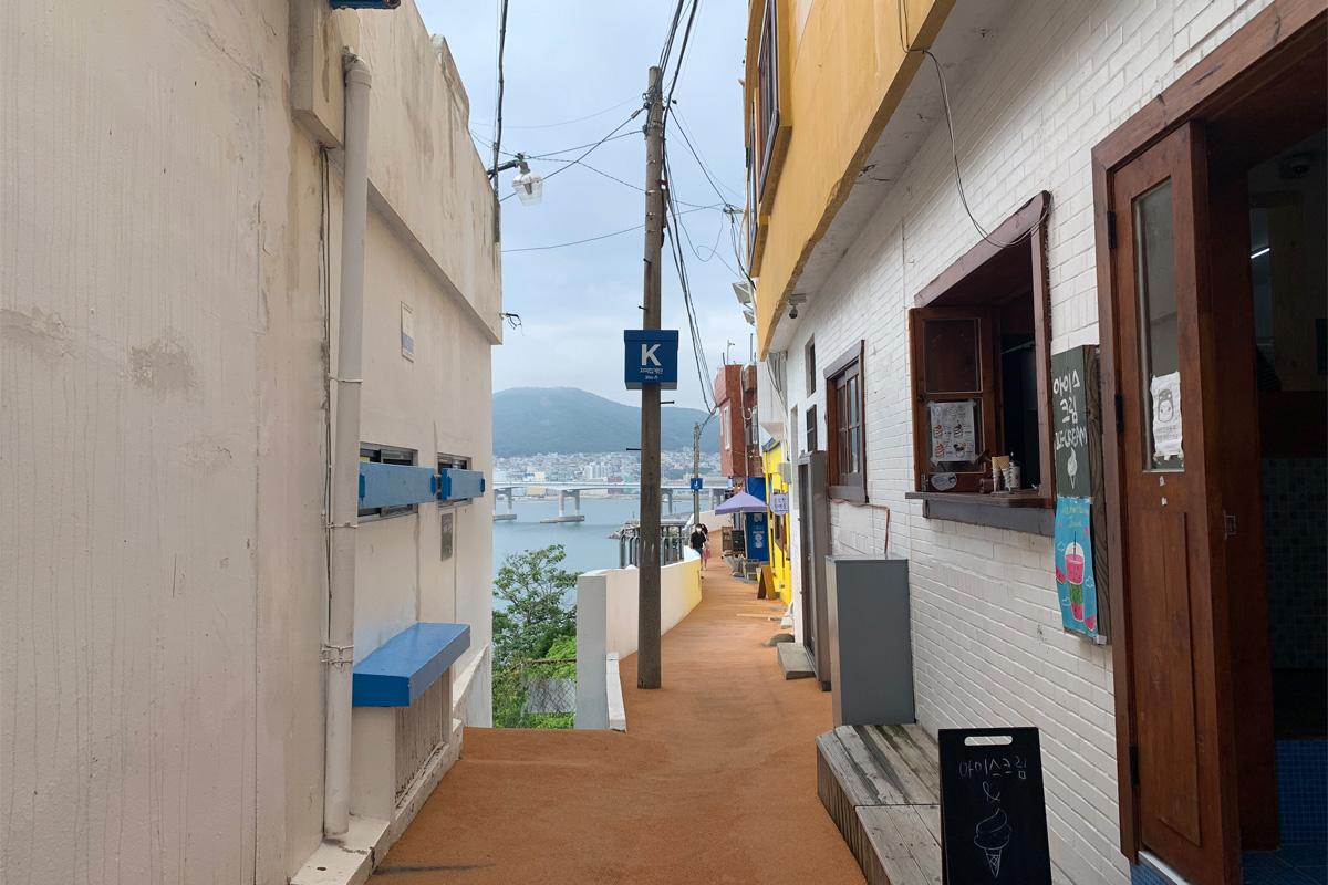 alley in Huinnyeoul Culture Village