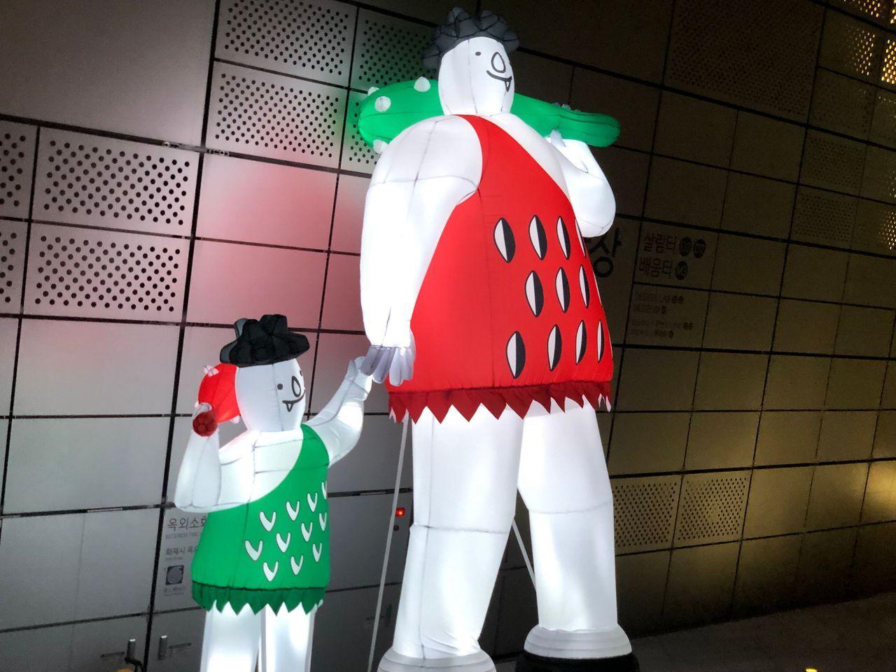 2025 Dongdaemun Night Market Visit! - Enjoy all the attractions from lively DDP night market!