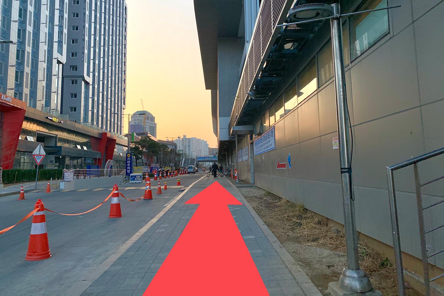 ノリャンジンフィッシュマーケットに続く歩道の写真。赤い矢印がマーケットの方向を示しています。ソウル、韓国。