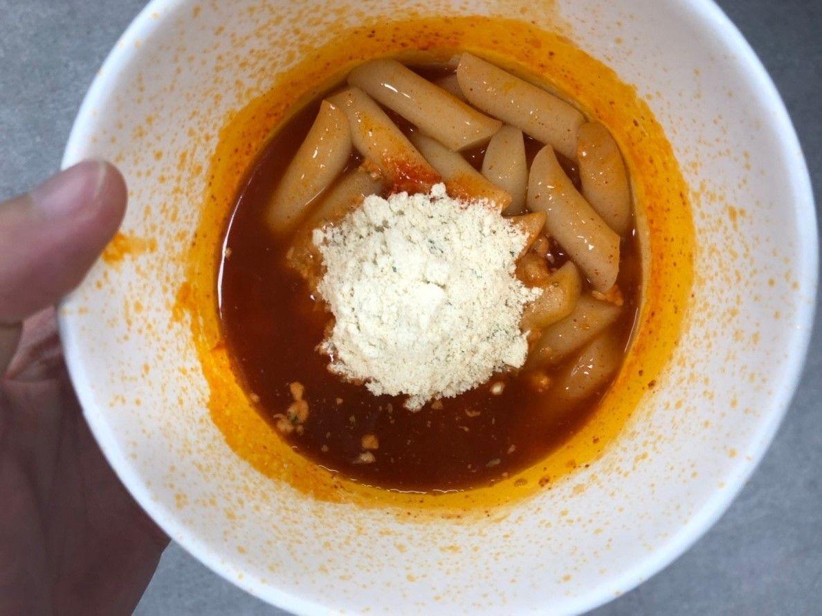 韩国GS25火鸡辣炒年糕内部构成，调味粉和酱汁的辣味搭配，提供深层次辣味体验。