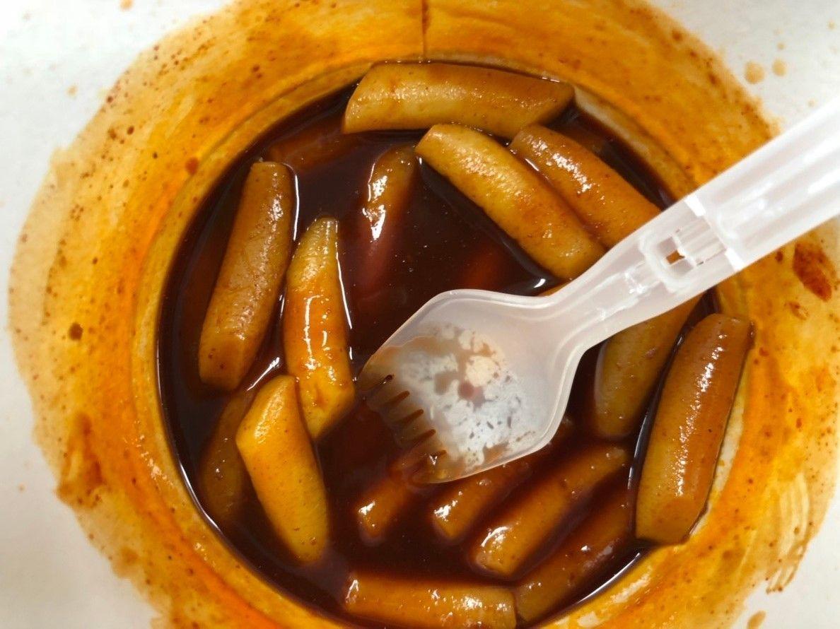 火鸡辣炒年糕和叉子，展示香辣酱汁的扑鼻香气，完美适合辣味冒险者。