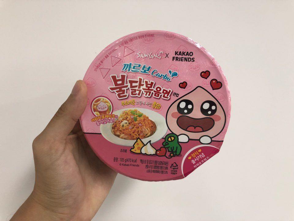 Samyang三养品牌Carbo火鸡炒泡面包装，粉红色包装和可爱的卡通人物吸引眼球。