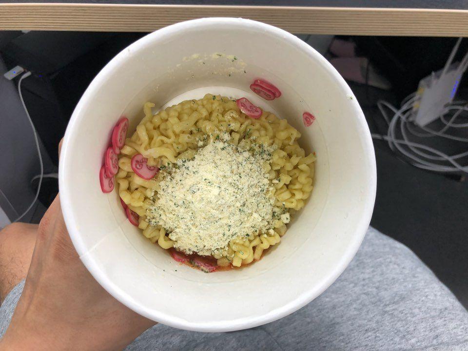 Carbo火鸡炒泡面内部准备，面条与起司粉组合，营造出独特的辣味体验。