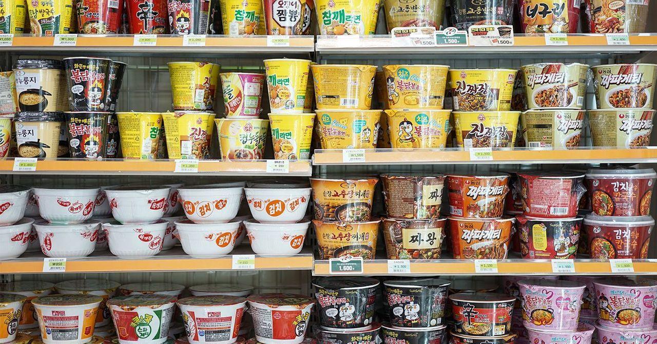 韩国便利店之墙的架子上，整齐地陈列着各色速食杯面，包括火鸡牌泡面。