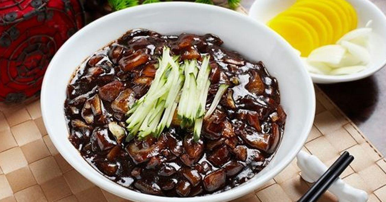 韩国传统美食炸酱面，黑酱炖煮蔬菜和肉块配以切碎的黄瓜，经典口感。