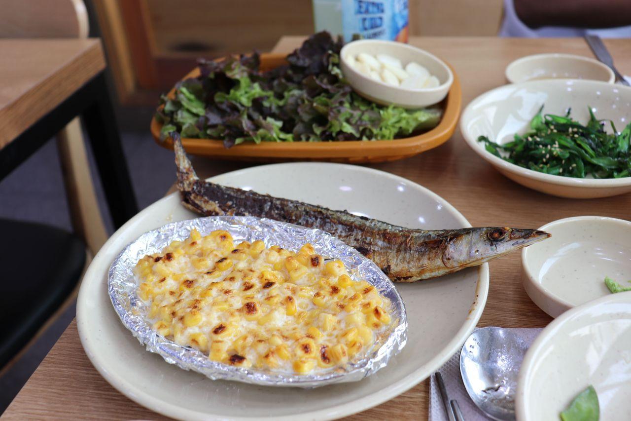 Platos coreanos incluyendo pescado asado y maíz con queso en el Mercado de Pescado de Noryangjin.