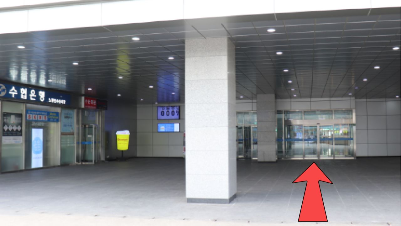 Entrada al mercado de pescado desde el paso subterráneo, vista desde el exterior en la estación Noryangjin.