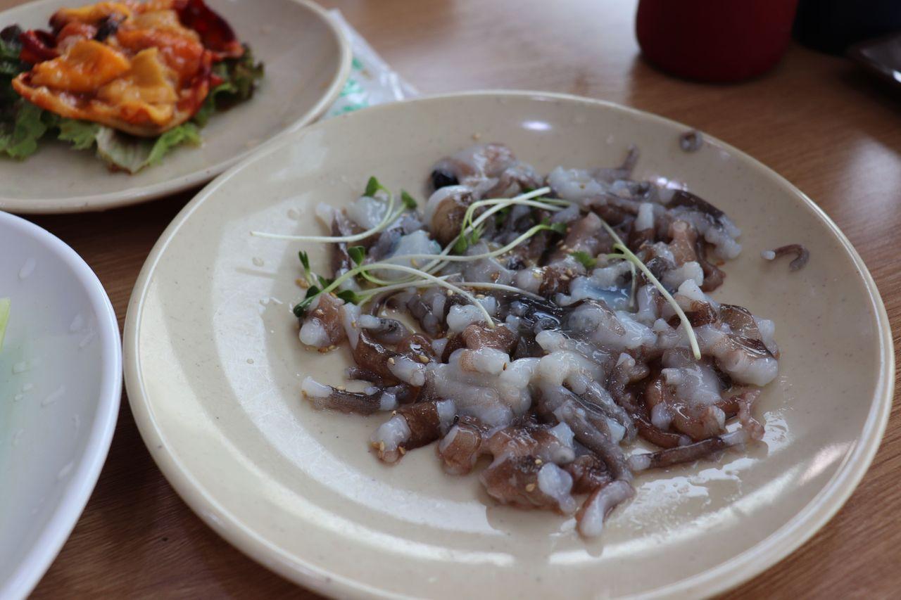 Plato de pulpo crudo servido en el Mercado de Pescado de Noryangjin, Seúl.