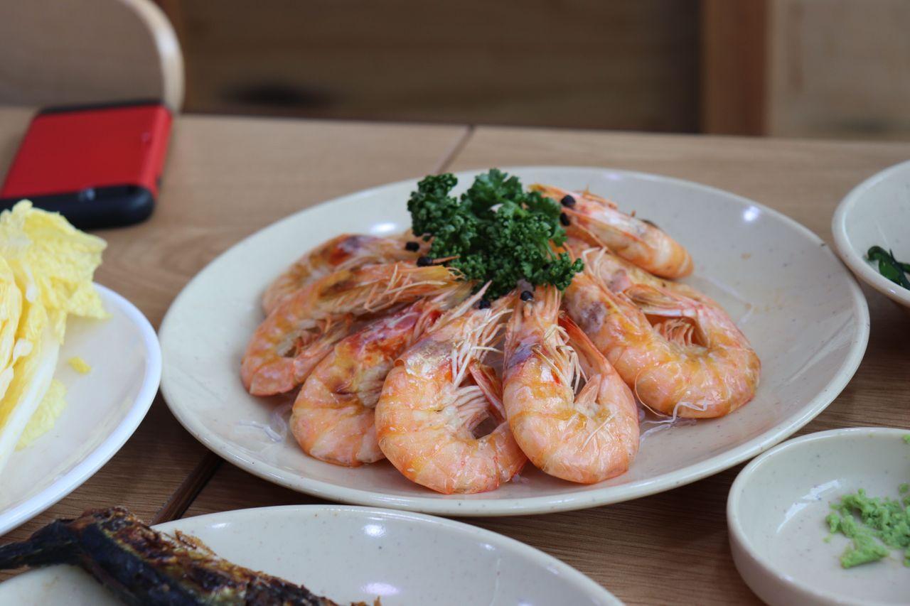 Camarones sazonados y cocinados en un plato, servidos en el Mercado de Pescado de Noryangjin.