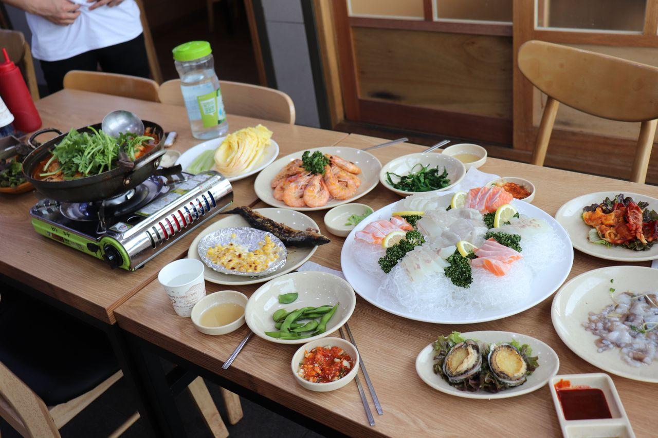 Guiso picante de pescado y otros platos coreanos servidos en el Mercado de Pescado de Noryangjin.