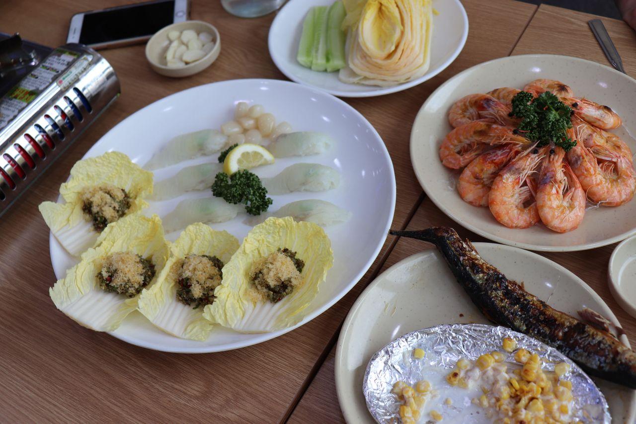 Plato con hojas, arroz y huevas de pez volador, servido en el Mercado de Pescado de Noryangjin.