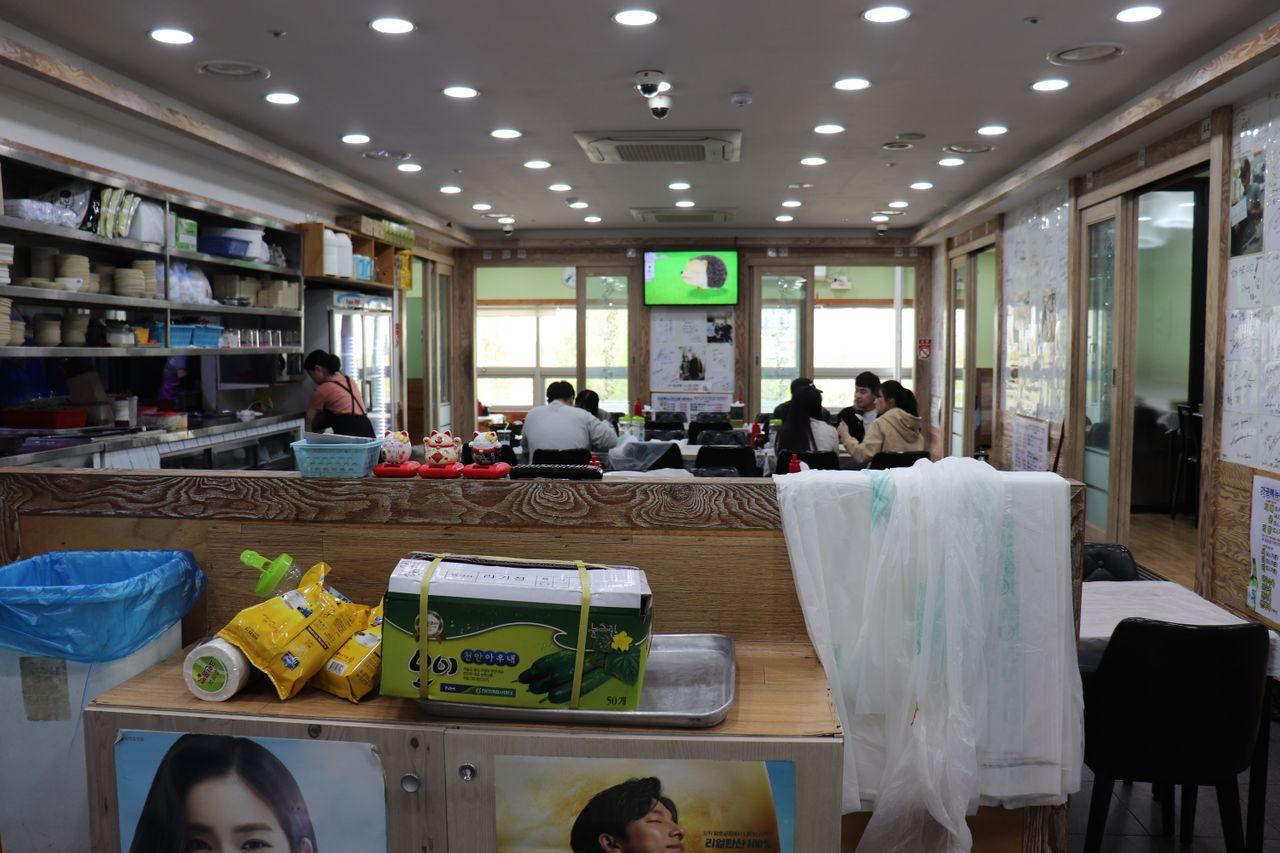 Interior del Emperor Fish House mostrando una sala con mesas preparadas para los clientes en el Mercado de Pescado de Noryangjin.