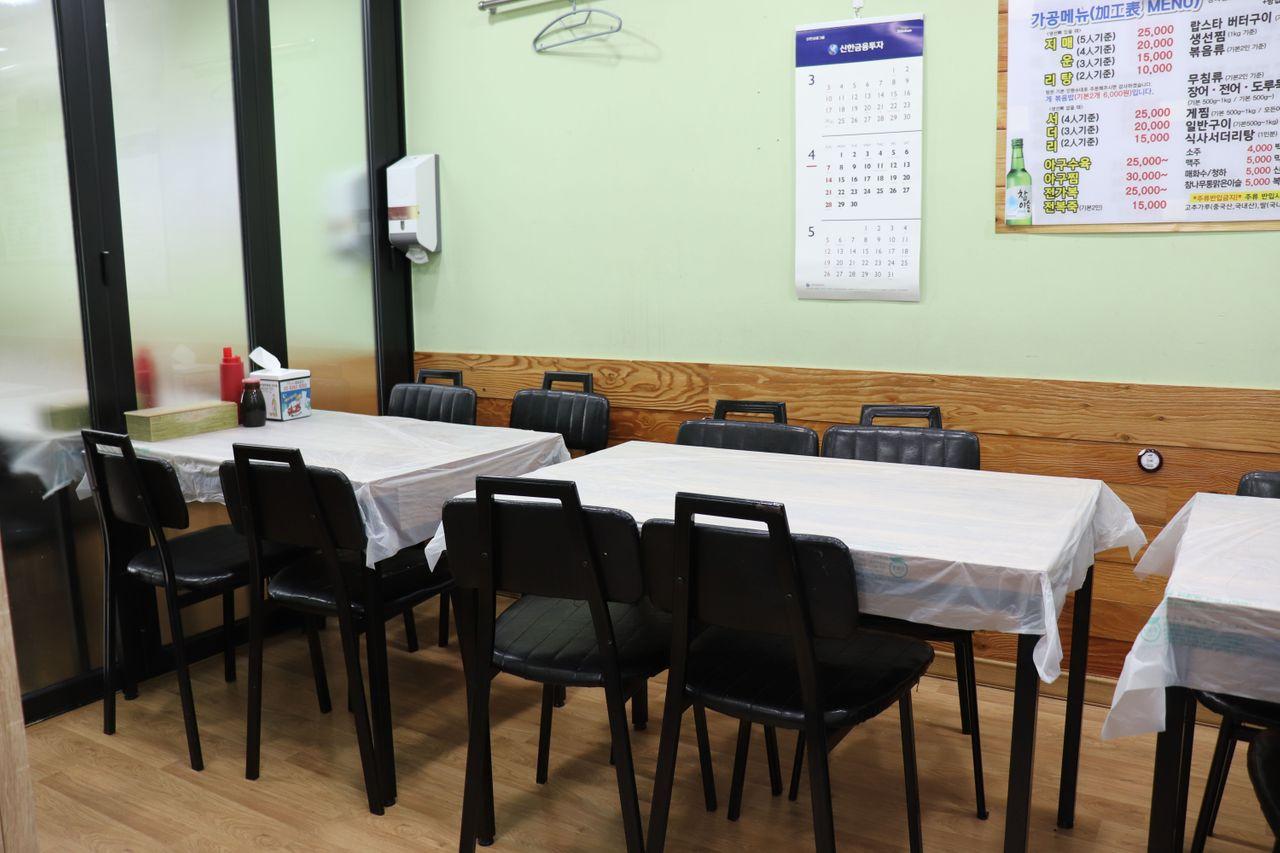 Interior del restaurante Emperor Fish House en el Mercado de Pescado de Noryangjin, Seúl, con mesas dispuestas para recibir a los clientes.