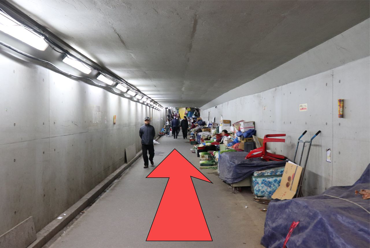 Sendero subterráneo que lleva al mercado de pescado desde la estación Noryangjin en Seúl.