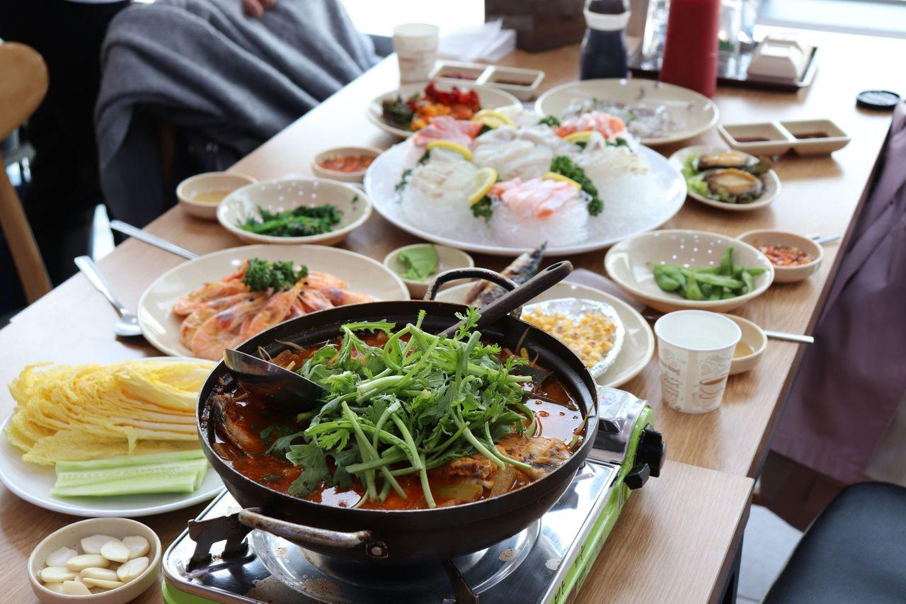 韓国のノリャンジン市場、刺身レストランで提供される豊富な料理写真。