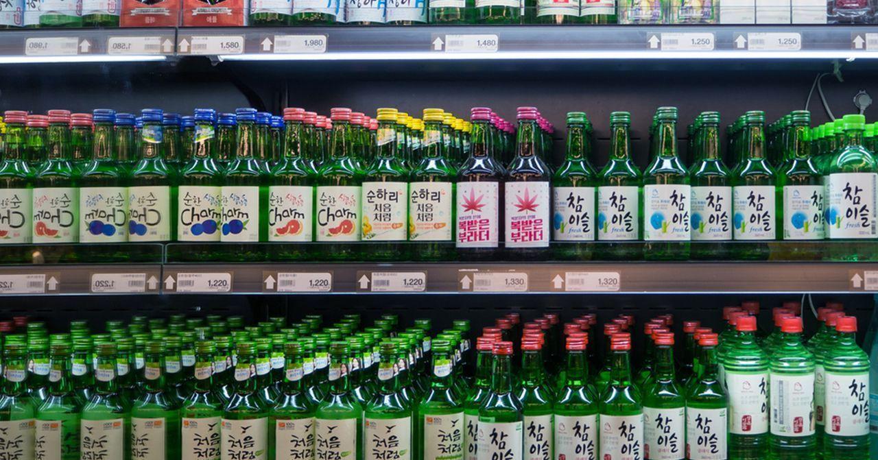 韓國便利店中的燒酒展示，陳列眾多瓶裝酒款。