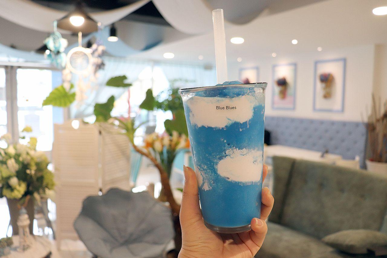 大邱Blue Blues咖啡廳內部的牆壁畫和多元椅子安排,為顧客提供了視覺上的享受。