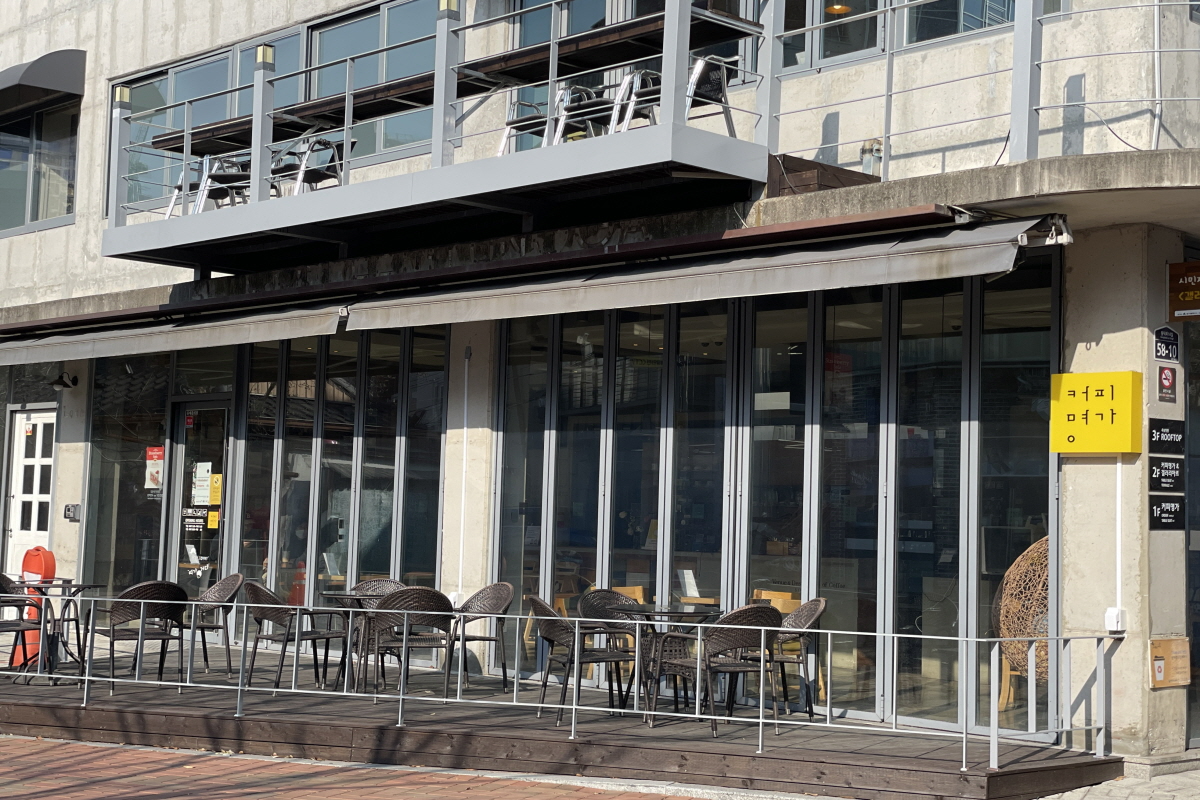 咖啡明家金光石街店的窗邊桌椅，用於提供顧客用餐和休憩