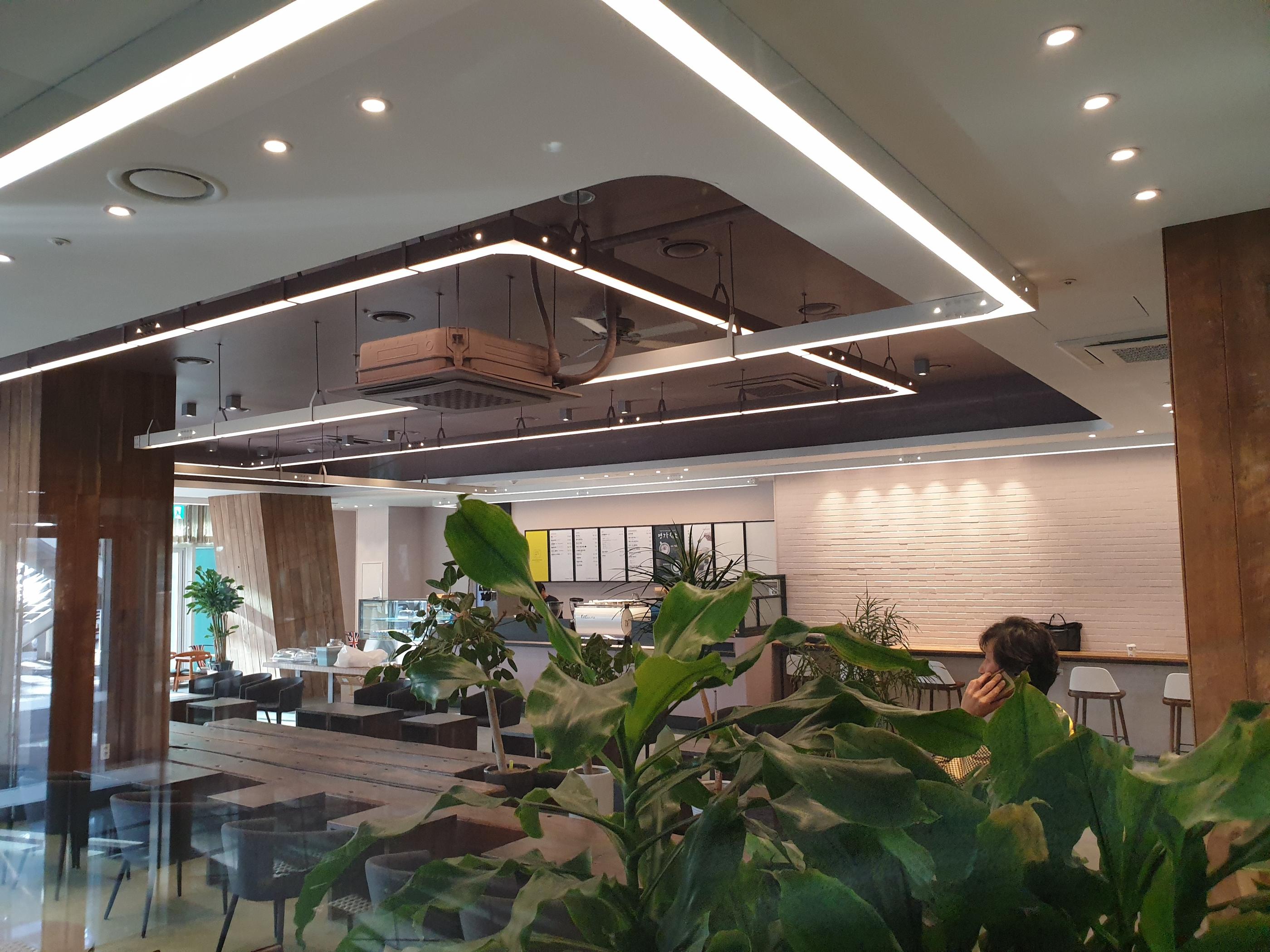 Thiết kế nội thất tại Coffee Myungga chi nhánh EXCO, Đà Nẵng, tạo không khí thoải mái cho thực khách.