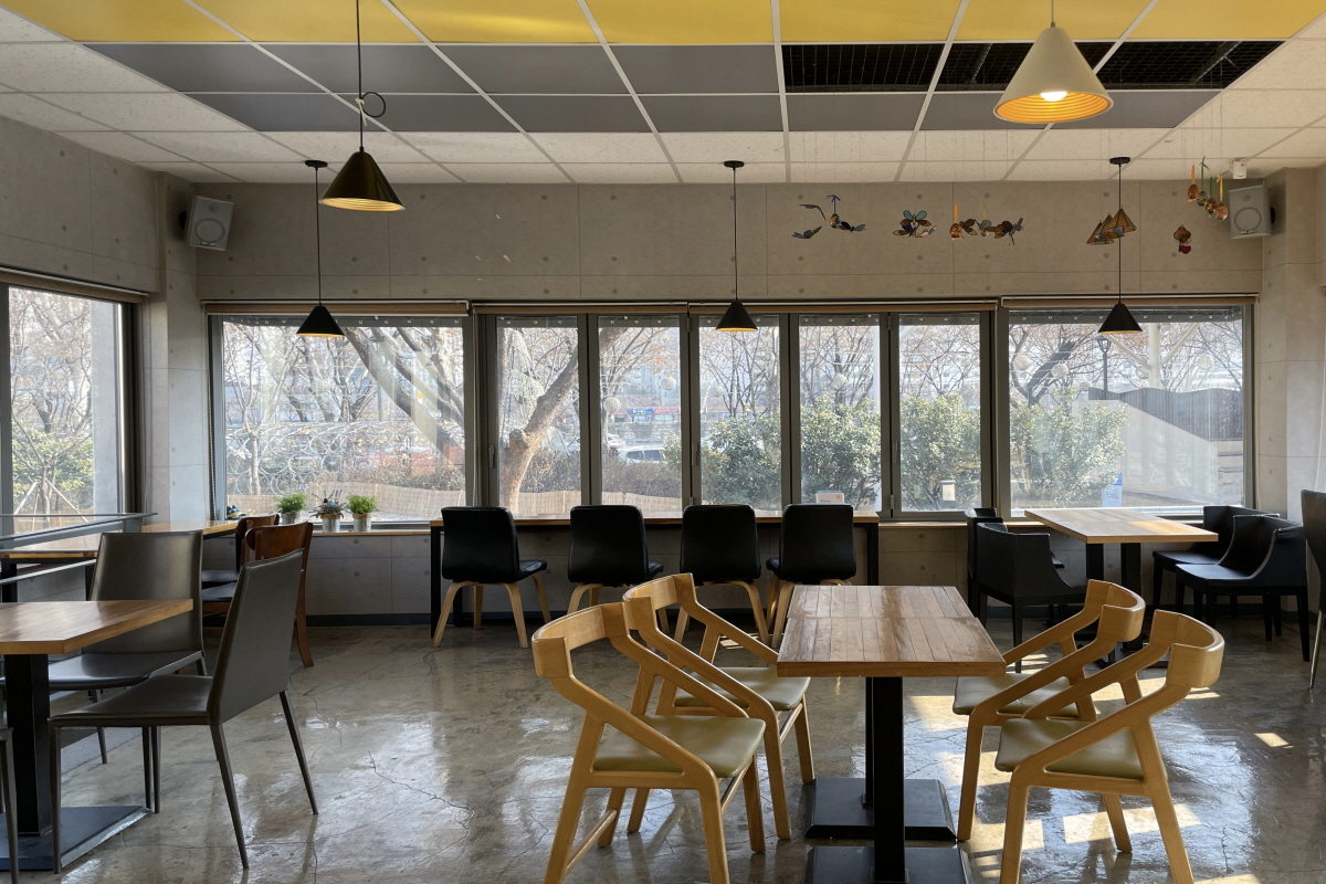 Tầng trên tại chi nhánh Kim Kwang Seok Alley của Coffee Myungga, lý tưởng để thư giãn.