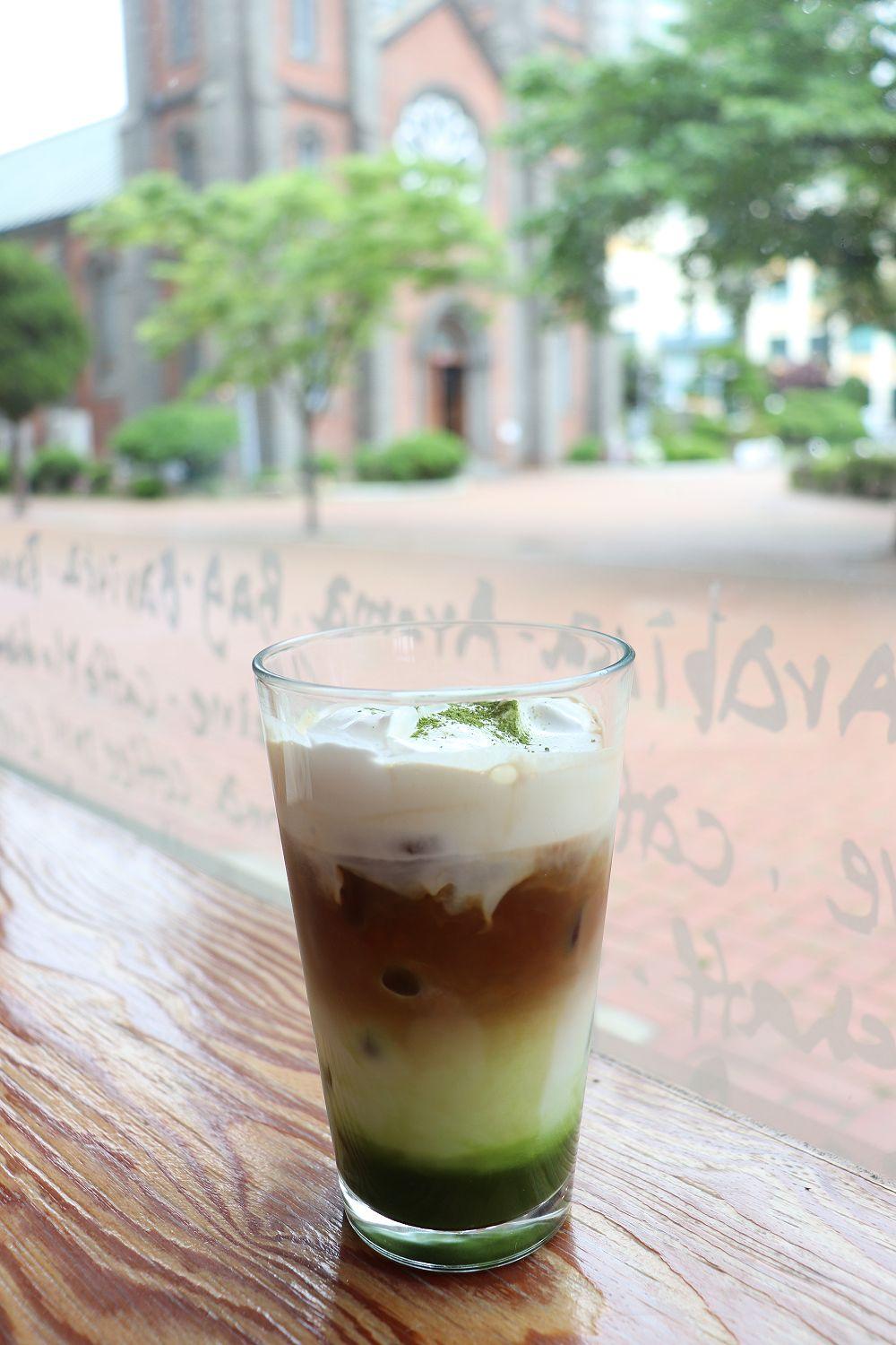 Một tách cà phê đá lạnh hòa cùng lát bánh dâu tây đặc trưng tại Coffee Myungga.