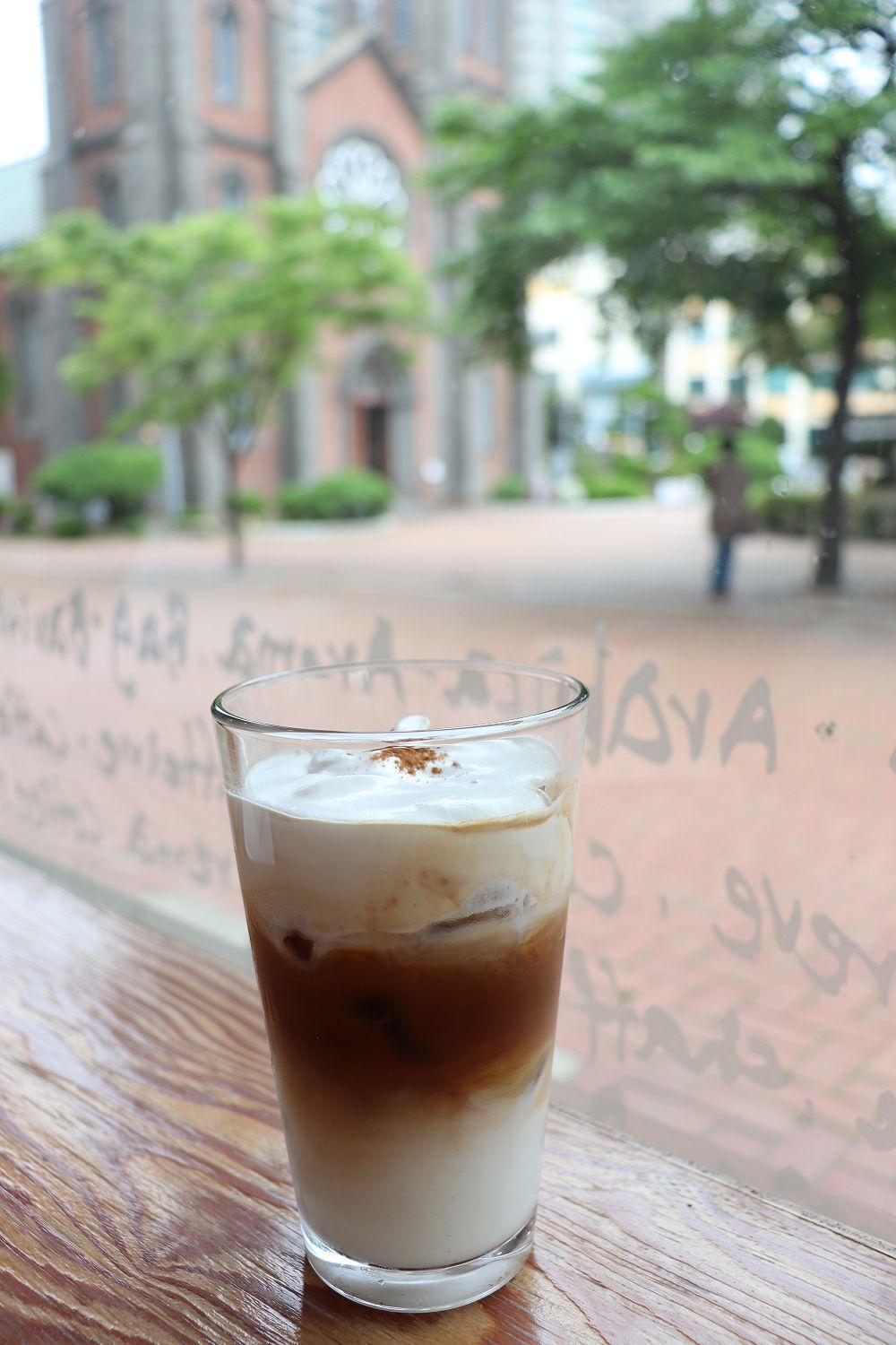 Set bánh dâu tây và cà phê tại Coffee Myungga, lý tưởng cho một buổi thư giãn đáng nhớ.