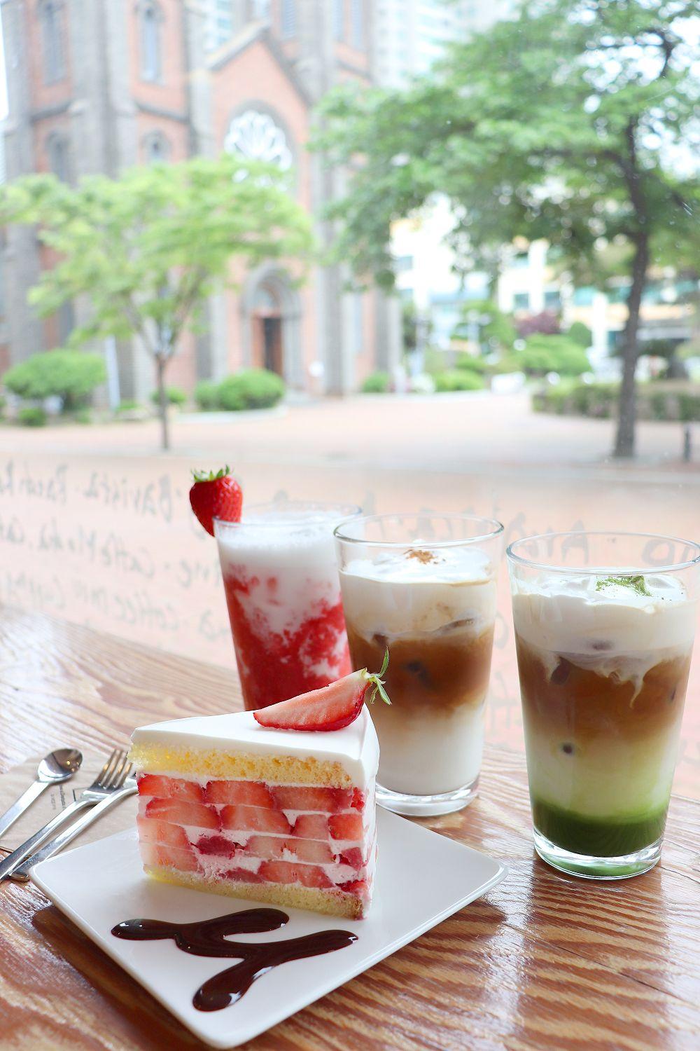 Thưởng thức món bánh dâu tây tại Coffee Myungga, Daegu, với vị ngon tinh tế.