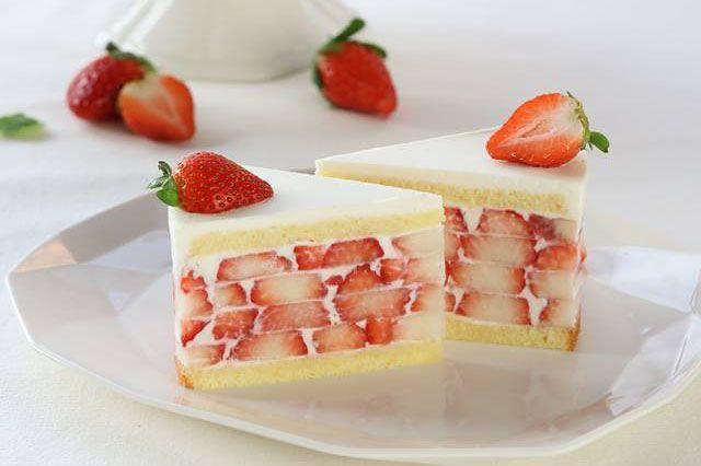 Bánh dâu tây thơm ngon với lớp dâu tươi, nổi bật trên nền bánh mềm nhẹ.