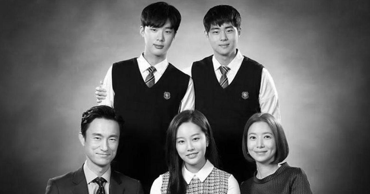 韓國電視劇《天空之城》中的五位演員在校服拍攝合影，象徵韓國文化中教育及家庭的重要性。