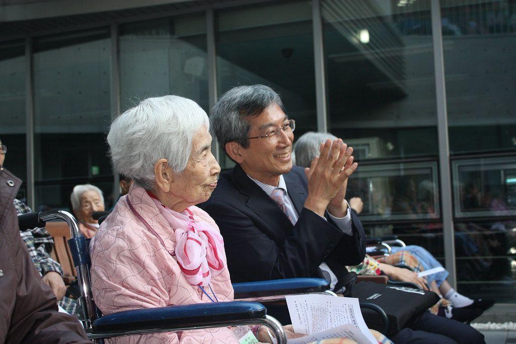 韓國的父母在户外活動，展示了韓國社會中對長輩尊敬和重視的文化傳統。