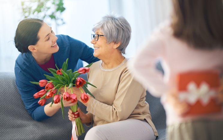 老年人與家人交換禮物和敬意的温馨瞬間，展現韓國家庭中的代際關係和傳統孝道。
