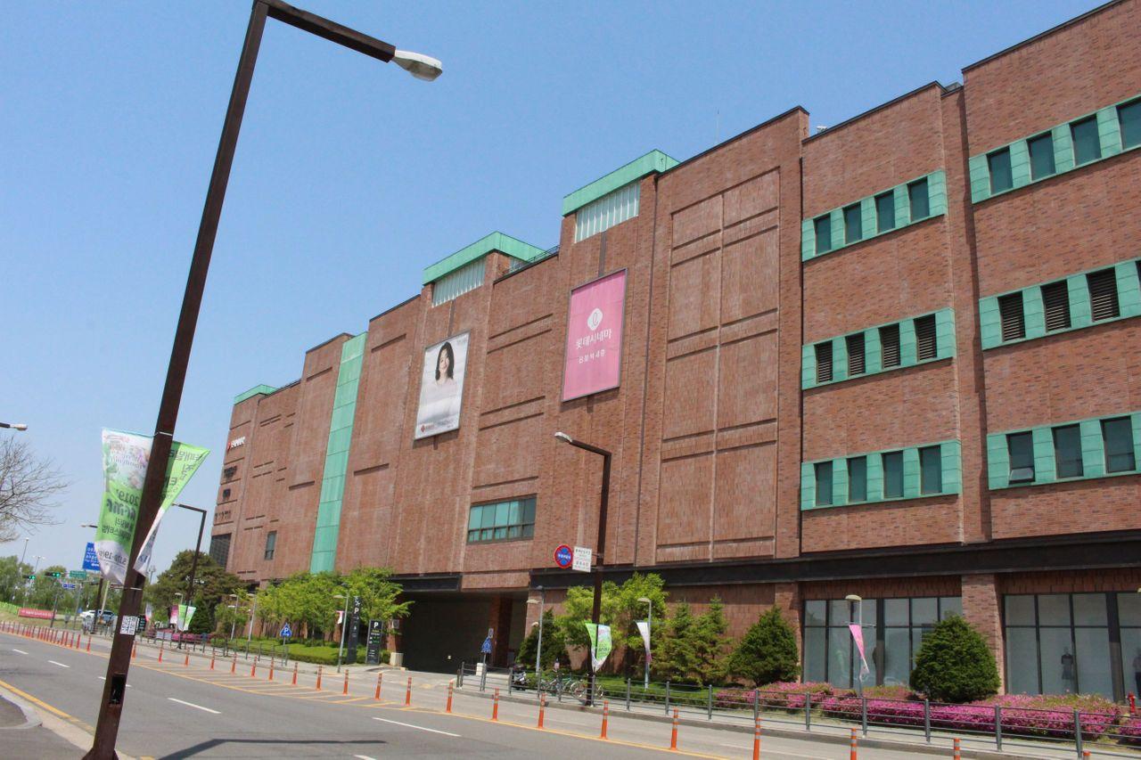 Paju outlet. shopping. premium outlet. seoul shopping. shopping in seoul. paju lotte premium outlet. hyundai department store. lotte department store.