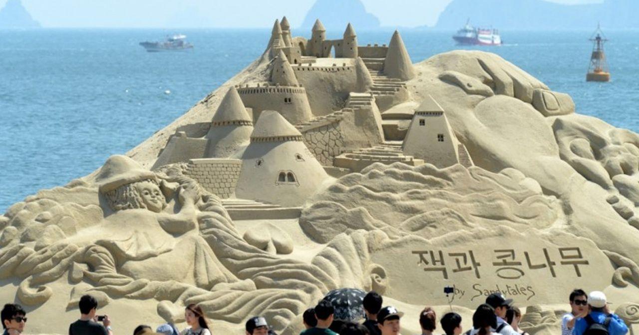 釜山海雲臺沙雕節的沙雕作品，展示創意和細膩的藝術設計。