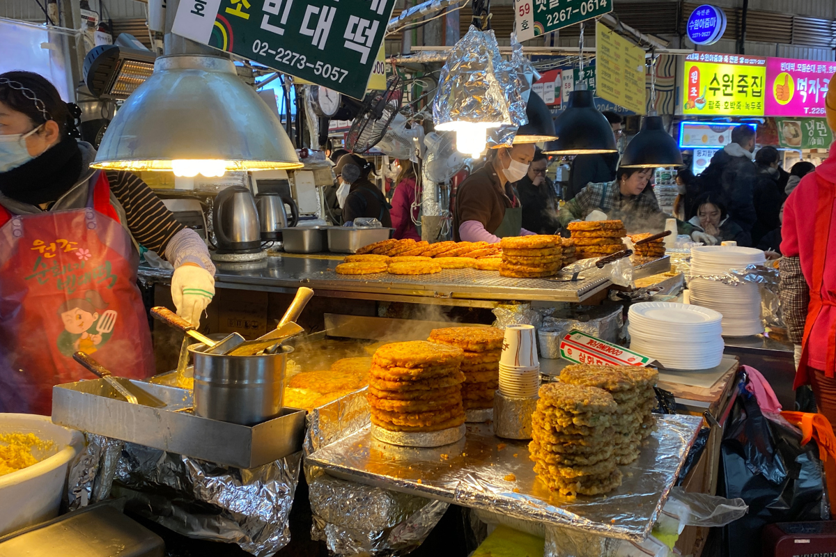 Гванжанг зах дээр хуучны болон олон төрлийн биндаэток зэрэг амталгаа сайхан замын хоолнууд.