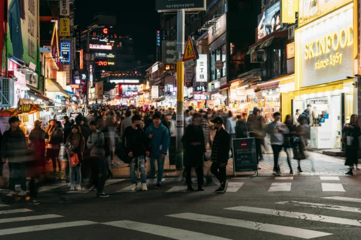 Сөүл дахь Хонгдае бүхий медиа ажиглагчид.