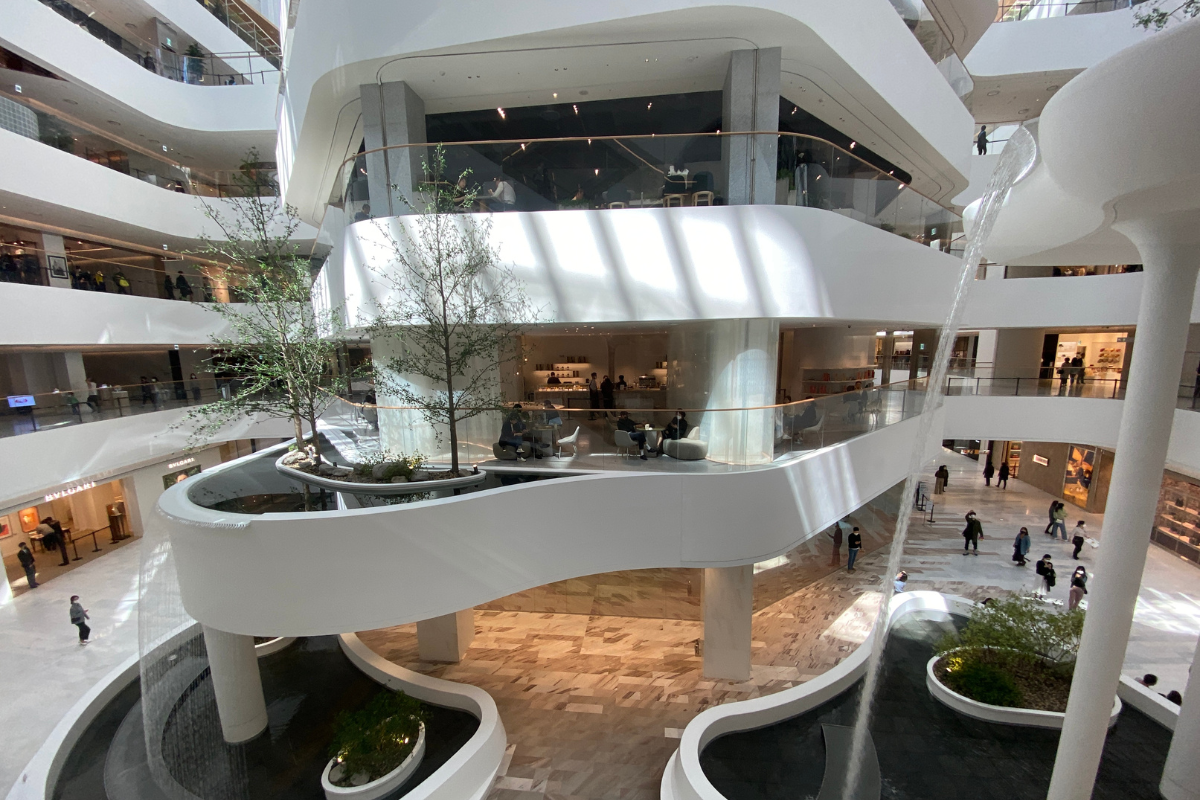 Өндөр загвар эзэлсэн барааны нүүр буюу төвд читрын дэлгүүр харуулж байна.