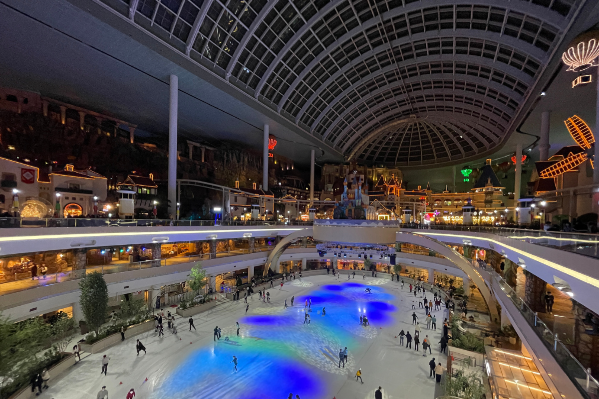 Лотте Ворлд, үйл ажиллагаа дундаа байгаа хүмүүсийн хамтаар.