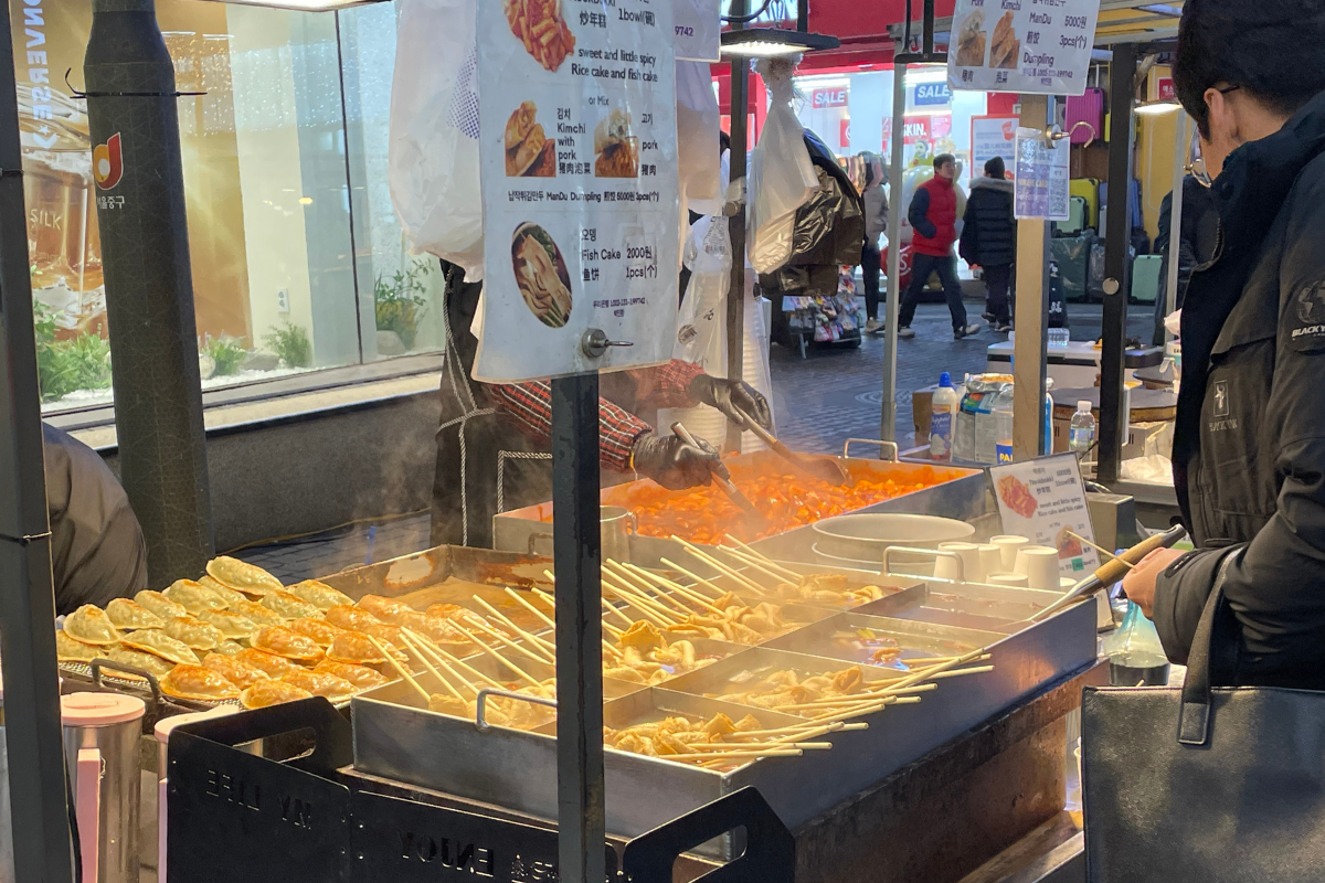 Мёндон найт захын баримжаагаас гар хоолны дэлгүүрүүдийг ажиглаж байна.