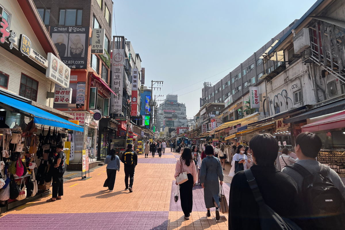 Хонгдае смесьтэй дүүрэг, олон хүмүүсийн их гар талбай.