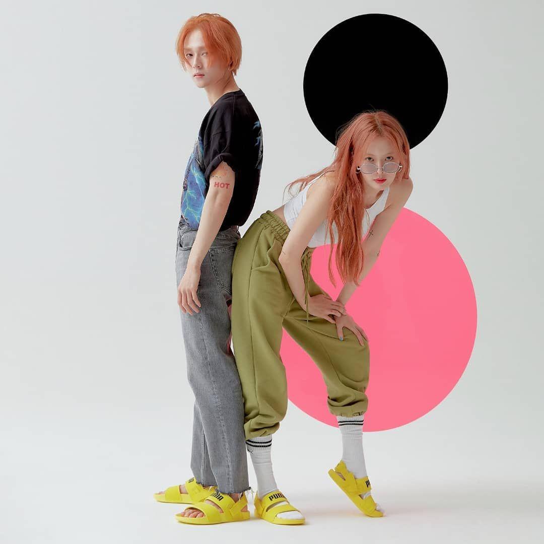 泫雅與代言人站立於白色背景，身穿時尚運動服，搭配亮黃色PUMA涼鞋，呈現青春與活力。