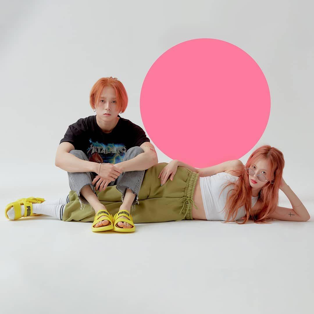 白色背景上，泫雅與代言人坐姿對比，展示PUMA新品，黃色涼鞋與休閒運動服相互搭配。