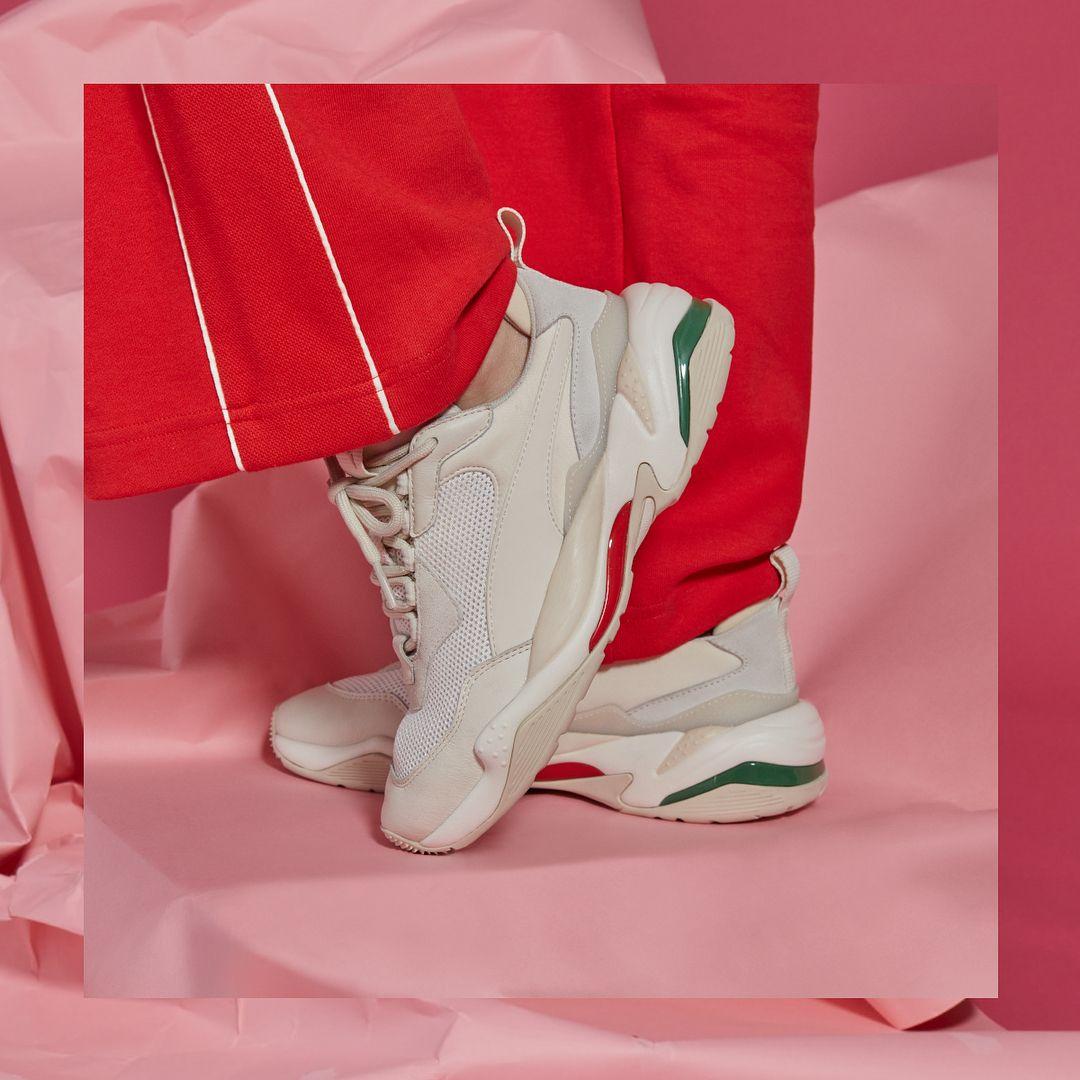 展示PUMA Thunder Spectra復刻鞋與紅色運動褲，背景簡約而增加時尚感。