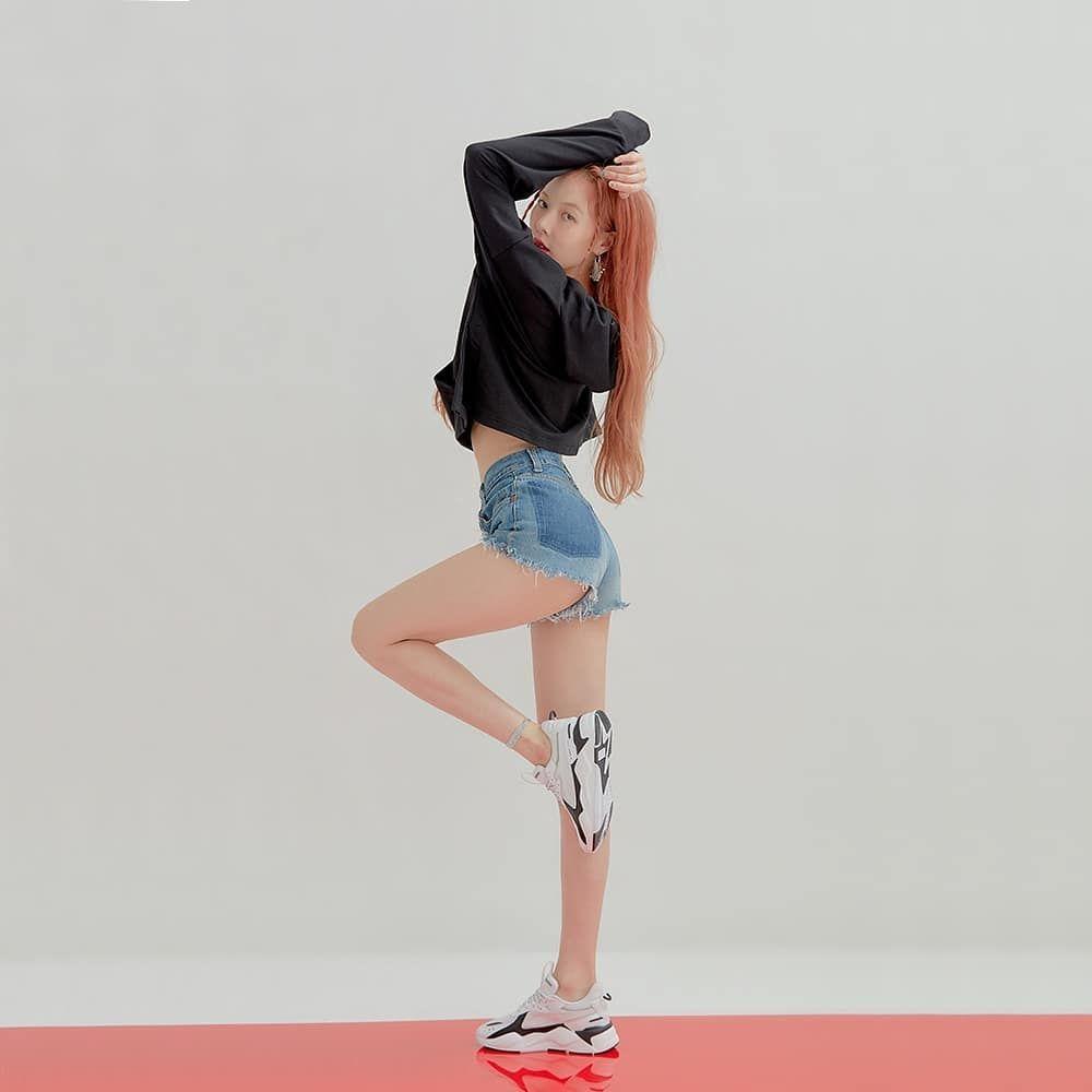 泫雅身穿黑色運動夾克與短牛仔褲，搭配PUMA運動鞋，展示出青春活力的運動風格。