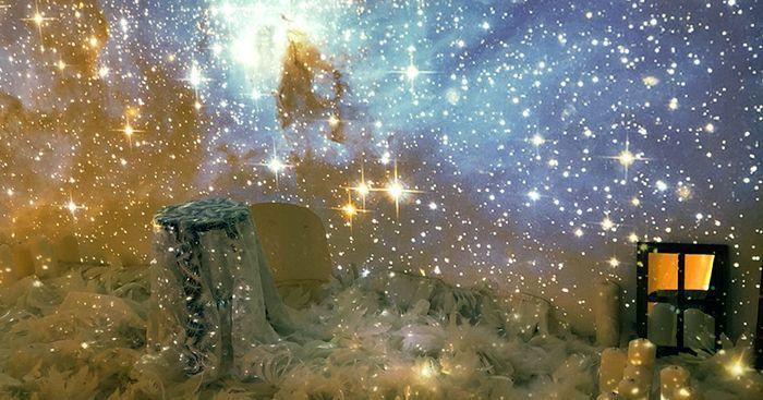 畫報中展示的咖啡廳環境，燈光氛圍宜人，提供舒適的休閒空間。