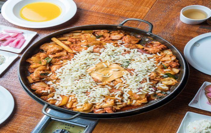 Dakgalbi dengan keju mozzarella di restoran Ildossi Dakgalbi, menawarkan kenikmatan gorengan nasi dan ayam.