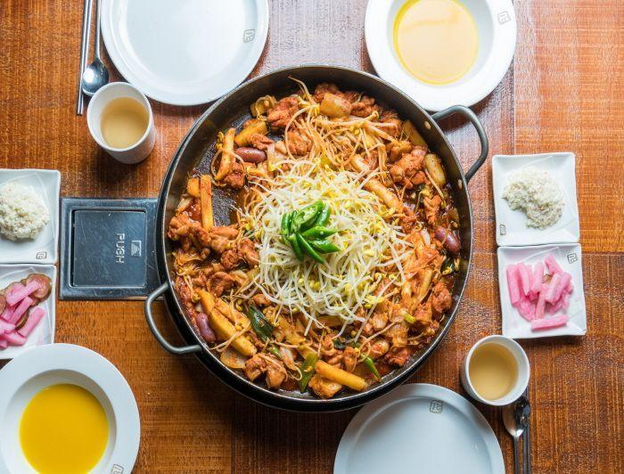 Ayam Dakgalbi dengan tambahan tauge sebagai topping populer di Ildossi Dakgalbi, Korea.