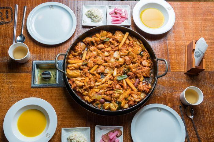 Hidangan ayam tumis pedas dengan aneka topping di Ildossi Dakgalbi, populer di Korea dan bersertifikat Halal.