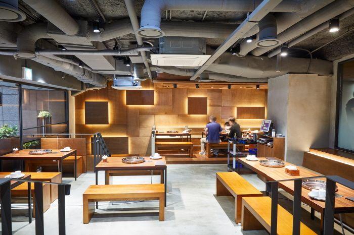 Interior nyaman dan luas restoran Ildossi Dakgalbi, dengan suasana yang cocok untuk makan dalam kelompok besar.
